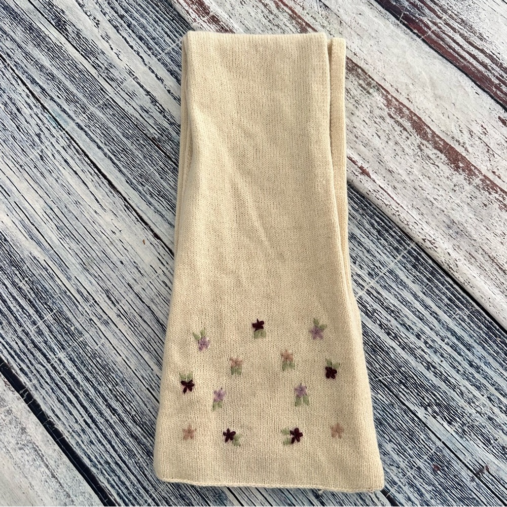 Vintage Y2K Wool Cream Scarf with Floral Embroidery - Picture 4 of 7